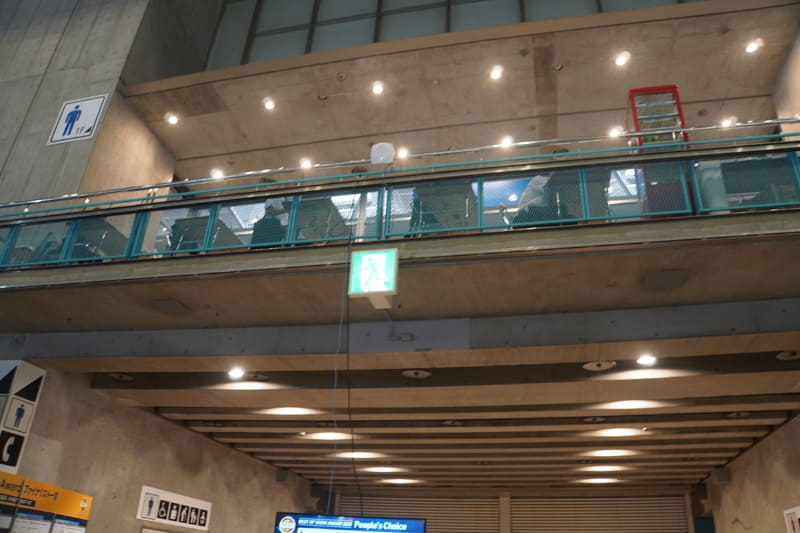 上の写真の場所。幕張メッセの2階通路側、搬入通路の上にある