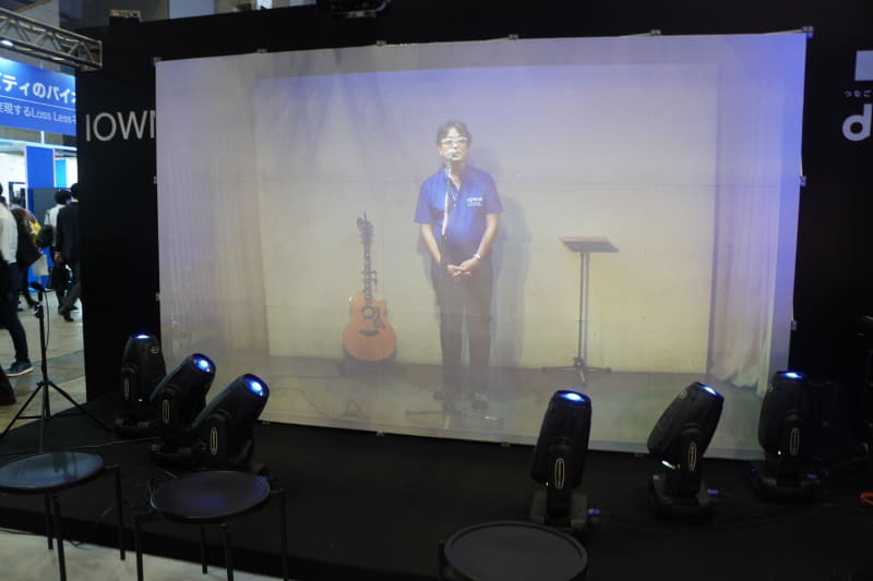 Interop Tokyo 2025会場側から見たステージ（ライブ開始直前）。足元の照明を「GRAP over MOQ」でリアルタイムにリモート操作する