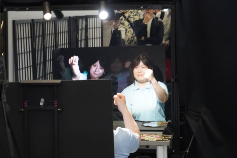 「裸眼XR相席対話技術」。IOWN APN越しにホログラムで相席