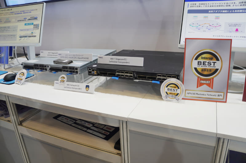 日本電気株式会社（NEC）ブースの「オープン光伝送装置 SpectralWave WX-Tシリーズ」の展示