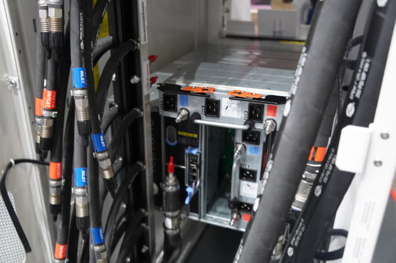 レノボの水冷サーバーの背面。電源も水冷で冷やすという