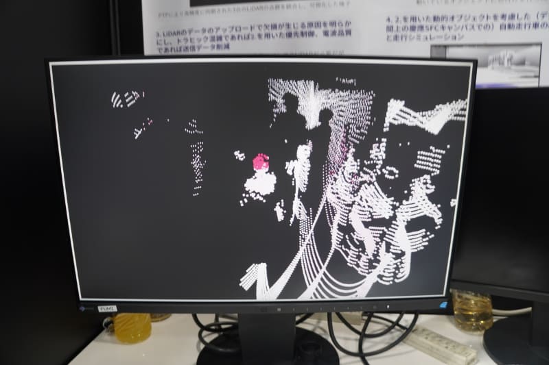 LiDARの検知した点群。赤い部分が動いている