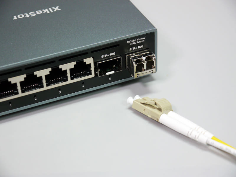 通常は光ファイバーケーブルをつなぐ