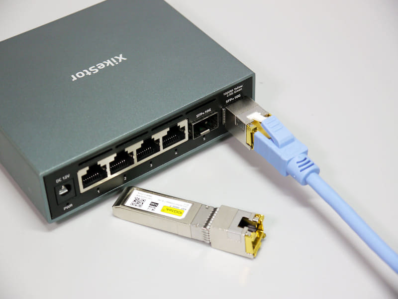 SFP+ポートにRJ45のトランシーバーを装着することで、一般的なLANケーブルを接続できる