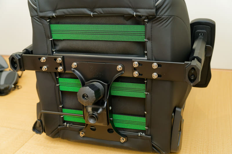 座面裏側にシリンダー固定台をボルト留め