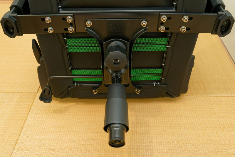 シリンダーを差し込み、脚を装着