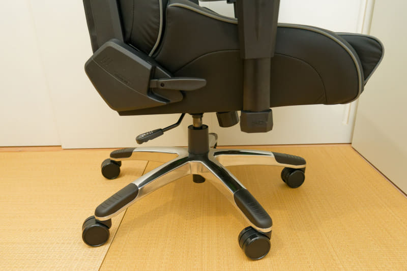 シリンダーを差し込み、脚を装着