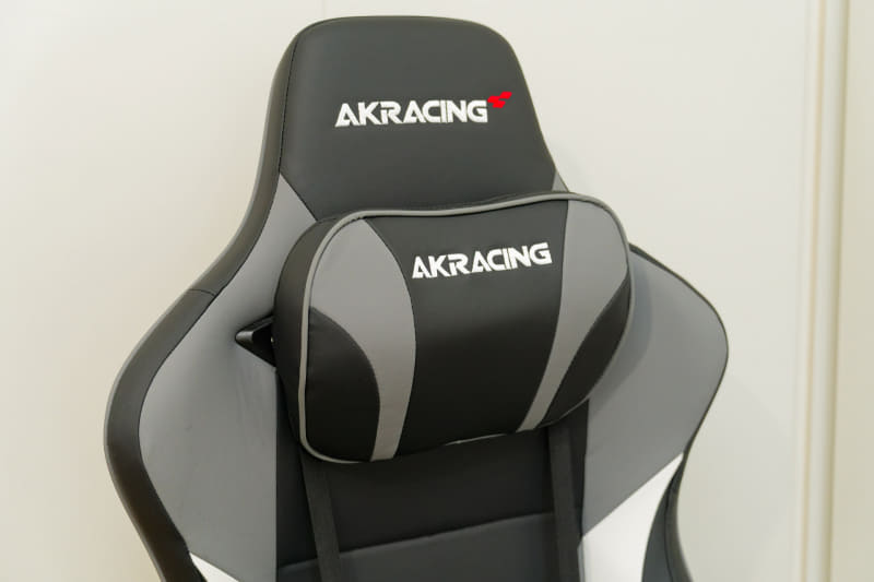 Pro-X JPはヘッドレストが従来とは異なる新しいデザインになっている