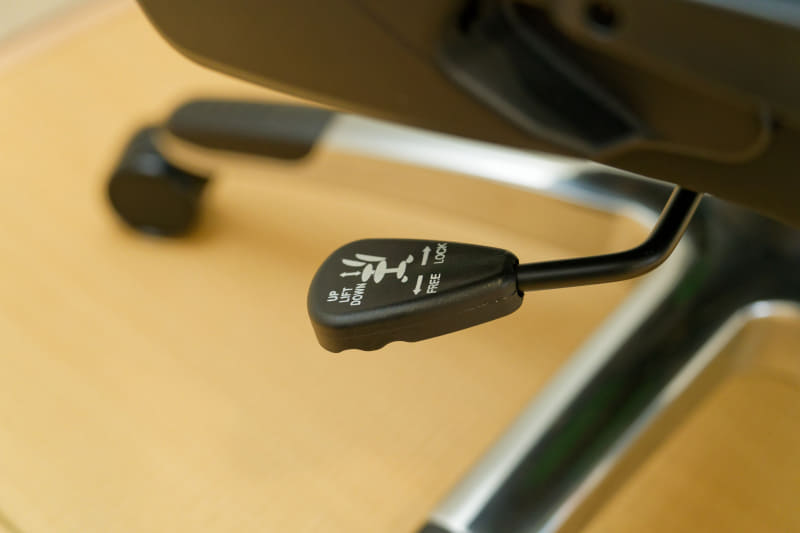 高さ調整とロッキング機能のオンオフを設定するレバー