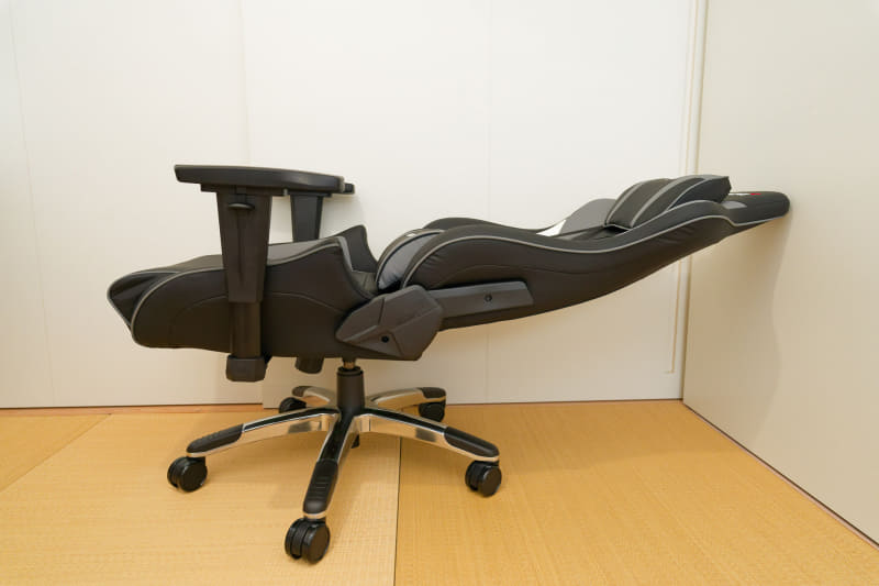 フルフラットの180°に近い角度まで倒せる