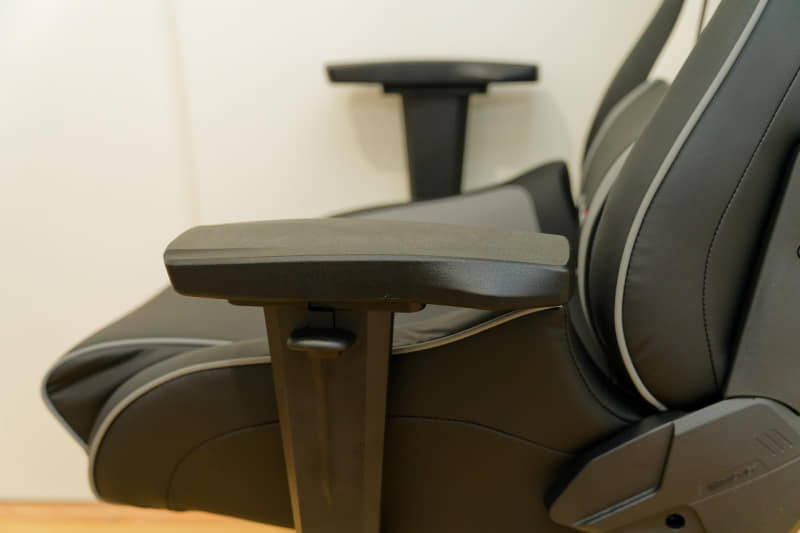 アームレストは昇降可能