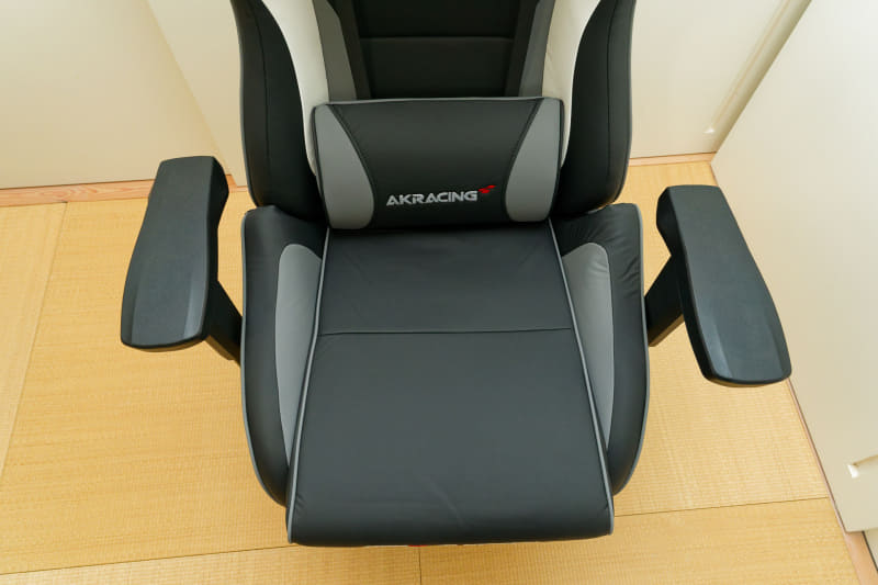 アームレストは前後位置や角度も調整できる