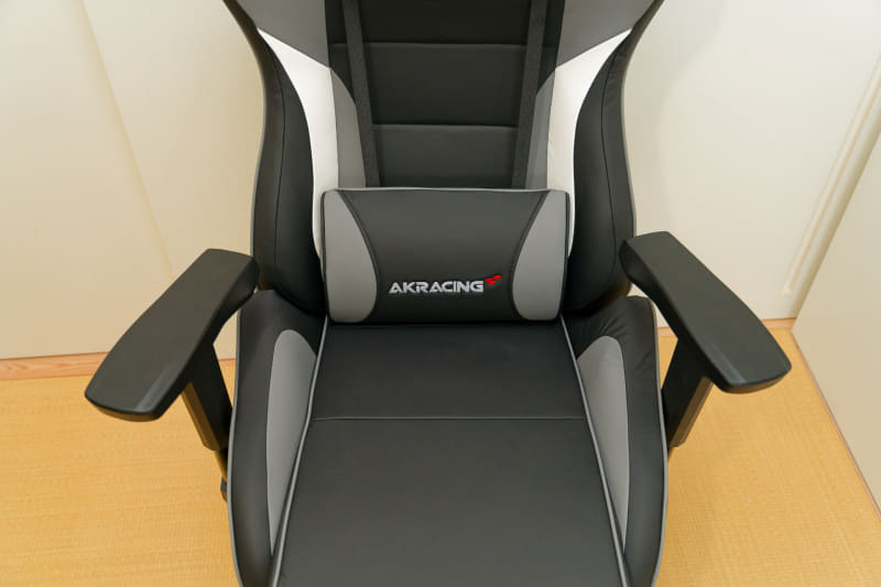 アームレストを開いた状態