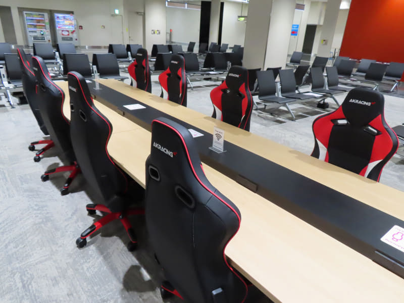 大阪国際空港（伊丹空港）では出発ゲート付近にPro−X V2が計52脚設置され、誰でも利用可