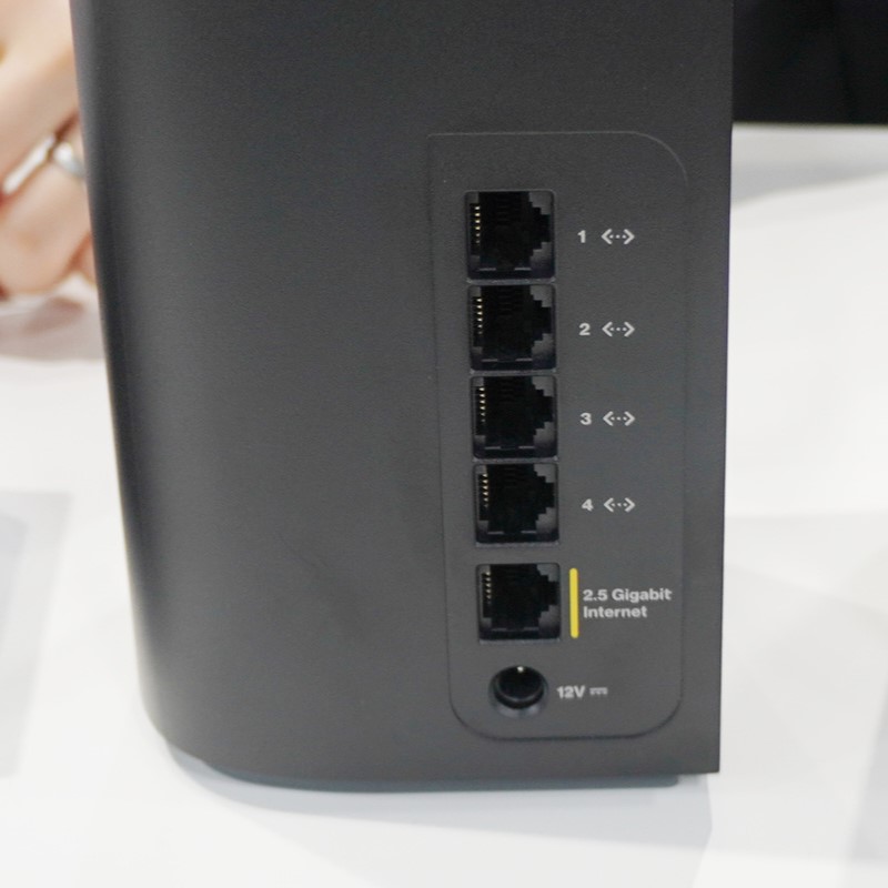 背面の有線ポート