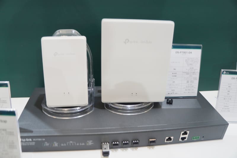 ONU内蔵Wi-Fiアクセスポイントの「EAP610GP-Wall」「EAP610GP-Desktop」（上）と、OLTの「DS-P7001-04」（下）