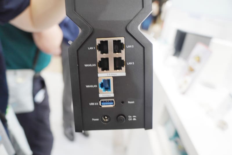 「Archer BE550 Pro」背面のポートまわり