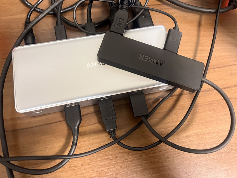 USBポートの数が足りなくなり、USBハブを接続して対処している