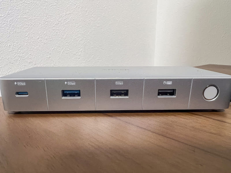 USBポートはUSB Type-A×3、USB Type-C×1。筆者の環境では足りないのでUSBハブで追加している