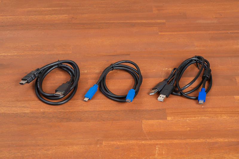 付属ケーブル。左からUSB Type-C－ミニHDMIケーブル、USB Type-C－USB Type-Cケーブル、USB Type-C－USB Type-A（二股）ケーブル