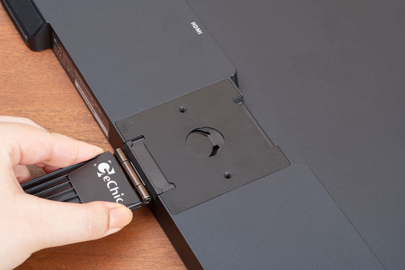 クイックリリーススタンドは工具不要で簡単に脱着できます