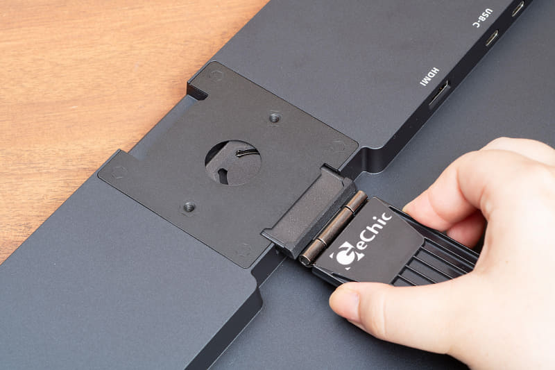 クイックリリーススタンドは上下2方向から差し込み可能。使いたい角度や安定感に合わせて選べます