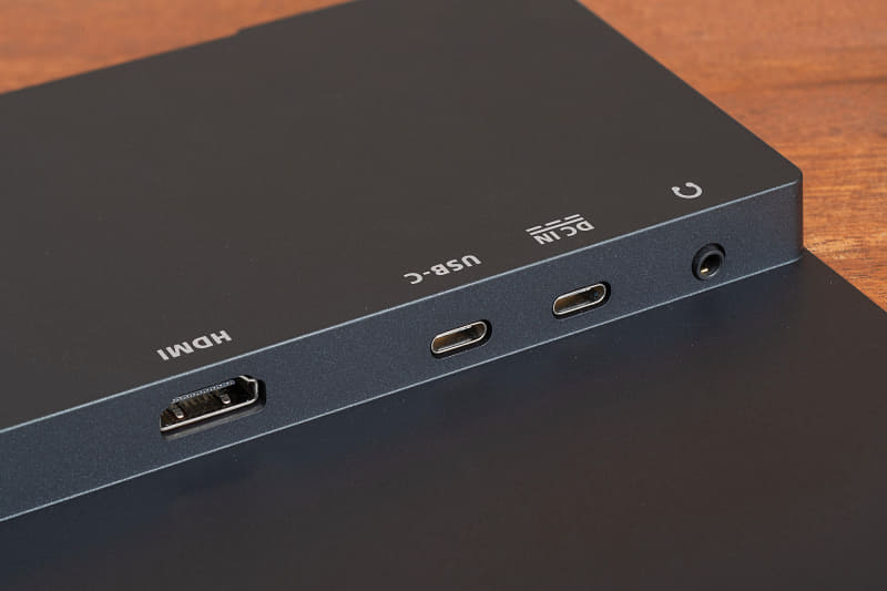 裏面には給電用USB Type-Cポート、PC接続用USB Type-Cポート、HDMIポート、イヤホンジャック
