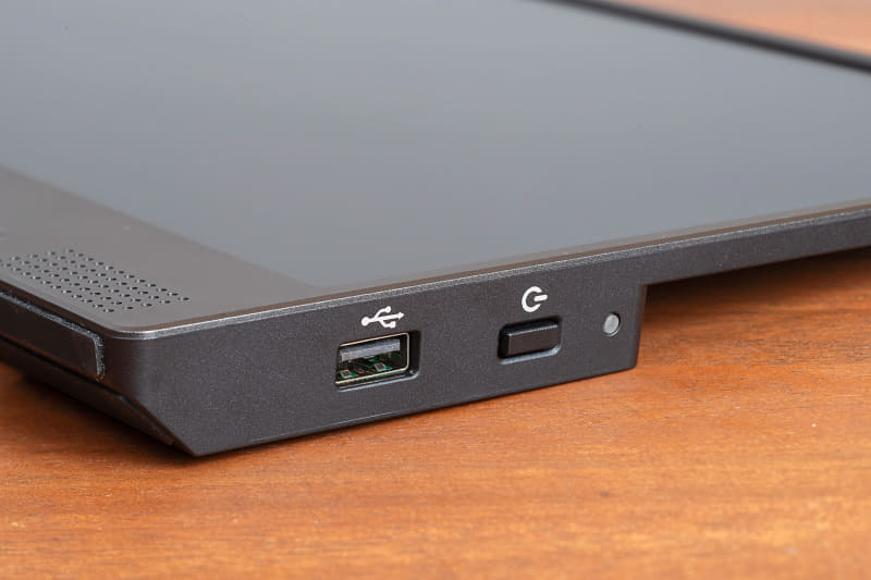 本体右側面には電源ボタン、USB Type-Aポート