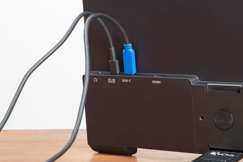 M152HをACアダプターおよびUSB Type-Cケーブルに接続したときの背面。モバイルモニター選びの際、ポートの位置は気にするポイントなのか？　と思っていたものの、実際に使ってみると予想以上にすっきりと配線できました