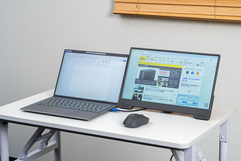 写真は13.3インチのノートPC（HP EliteBook 635 Aero 13.3 inch G11）に接続した様子。本体下部の足（スピーカー内蔵）があるおかげで、さらに取り回しやすく見た目もスッキリ