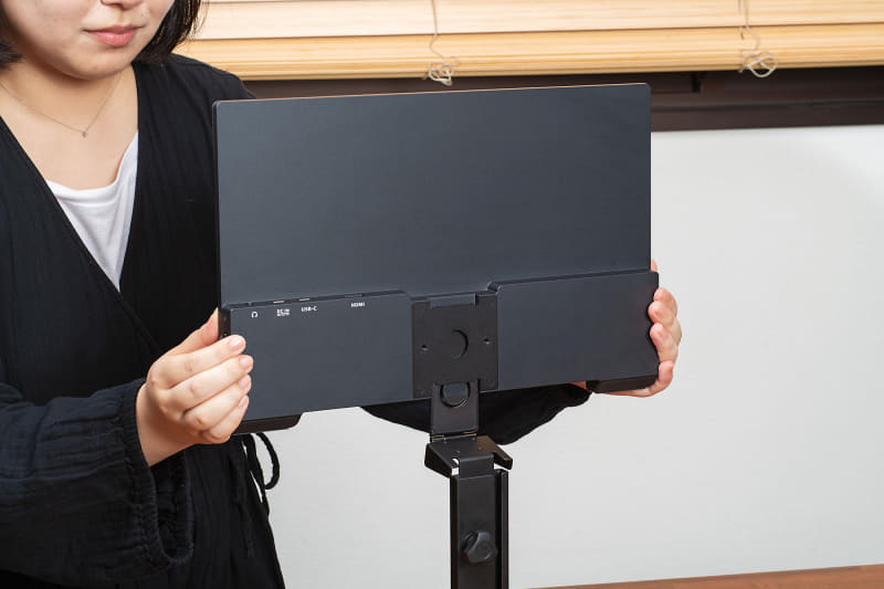 クイックリリース形状になっているので、モニター本体のスタンド取り付け部に差し込むだけで固定可能。もちろん取り外しもワンタッチ