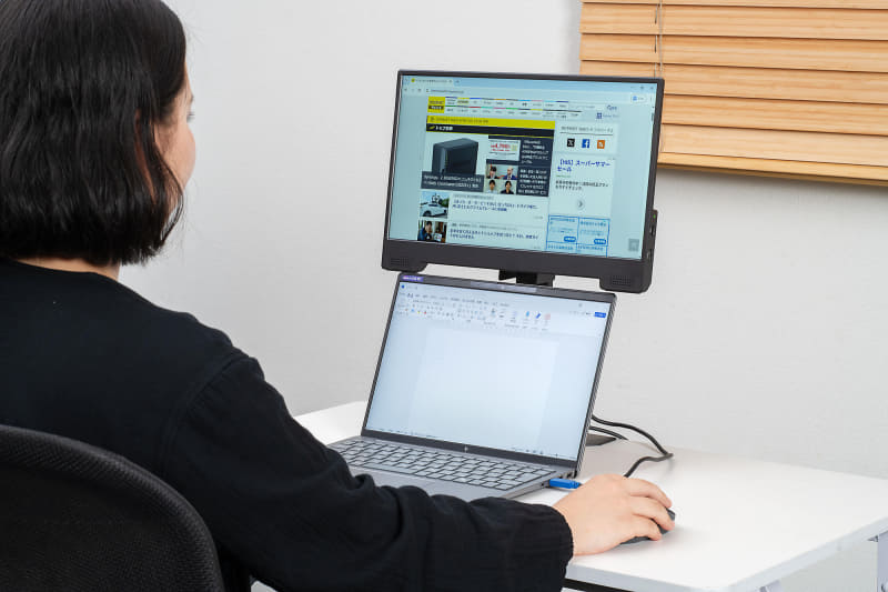 一人暮らしの机は気持ち小さめ。スタンドを使うことでPCの上にモニターを設置することができるので、省スペースで作業することができます。姿勢改善にも一役買ってくれるので、セットで購入して大満足です