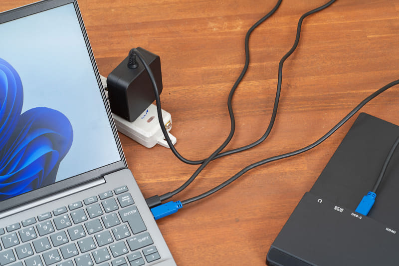 PCに電源を繋いだ場合。ケーブル1本でPCから映像と電源がM152Hに供給されます