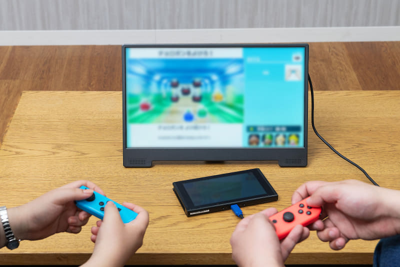友人とSwitchで遊ぶときにも大画面で楽しむことができます。特に対戦ゲームをするときはNintendo Switchの小さい画面では満足できなかったのでプライベートにもM152Hを活用できるのがいいです