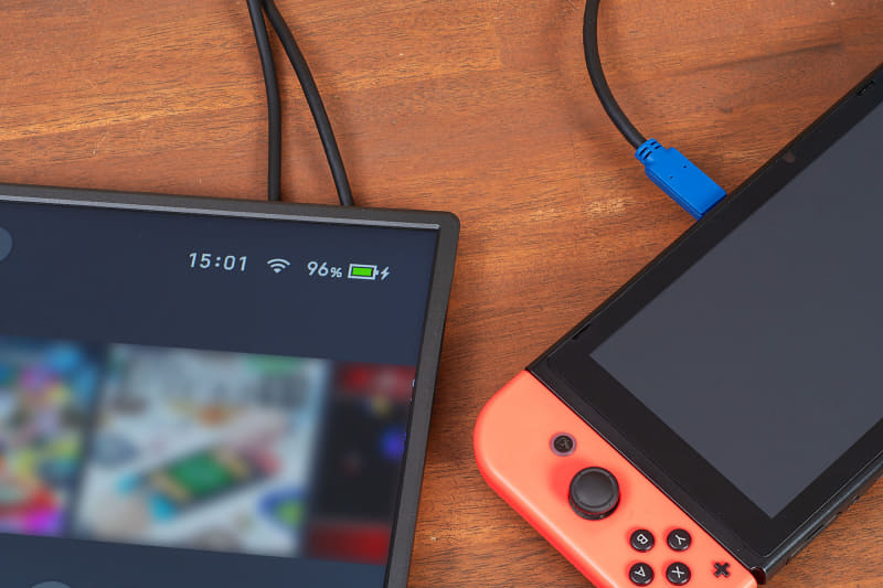 付属のACアダプターをモニターに接続すれば、ケーブル1本でSwitch本体にも給電できます