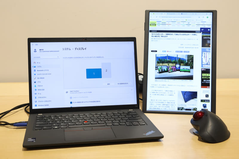 M141Eは縦置きもできるモバイルモニター。仕事用のみで使う際はこちらもおすすめだそう