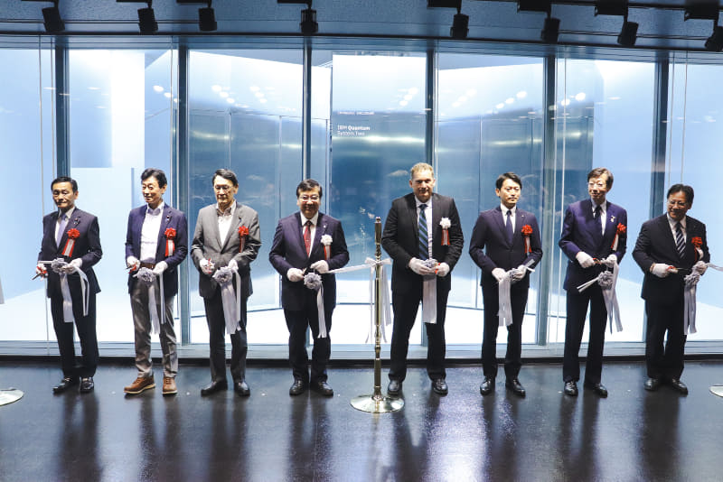 RIKEN Fugaku - IBM Quantum System Two連携稼働記念式典のテープカットの様子