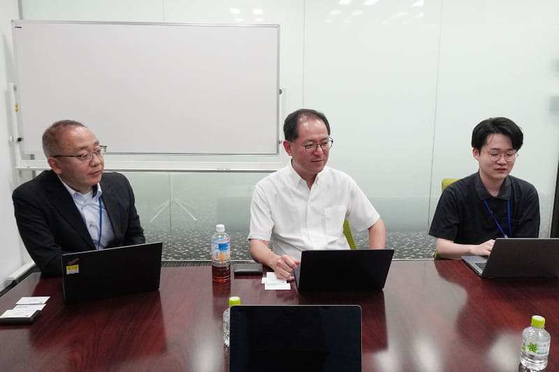 今回インタビューに対応していただいた株式会社朝日ネットのネットワーク技術スタッフ。左から、執行役員 ネットワーク基盤部担当 柏聡史氏、サービス基盤部 担当部長 関本義久氏、ネットワーク基盤部 渡邊裕貴氏