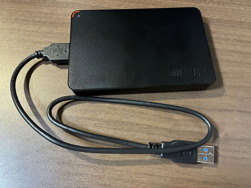 写真をまとめて、バッファローのコンパクトな外付けHDD「HD-PCF2S2.0U3-BBA」にバックアップした
