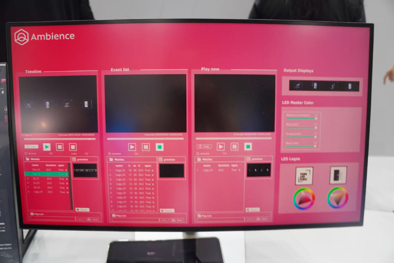 Ambienceの画面。画面左のタイムライン制御で動画を再生し、画面右からLED照明を制御している