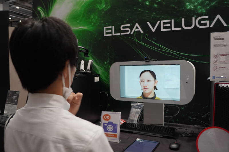 顔トラッキングでデジタルヒューマンが説明員の顔の向きや表情をまねる