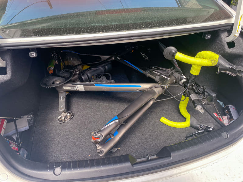 アテンザのトランクに入れた状態。前後輪ともに外せば積めるが、ディレイラーが奥でぶつかってしまう