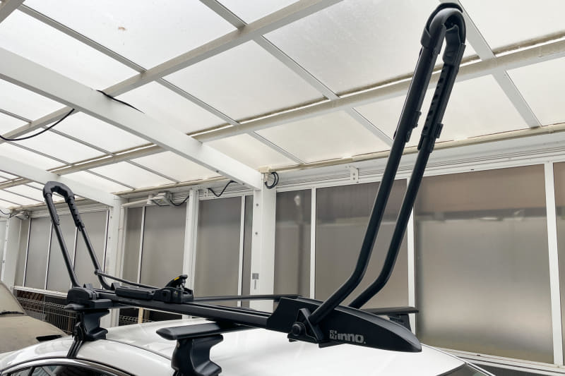 前後2つのアームで、挟み込む形で自転車を固定する構造