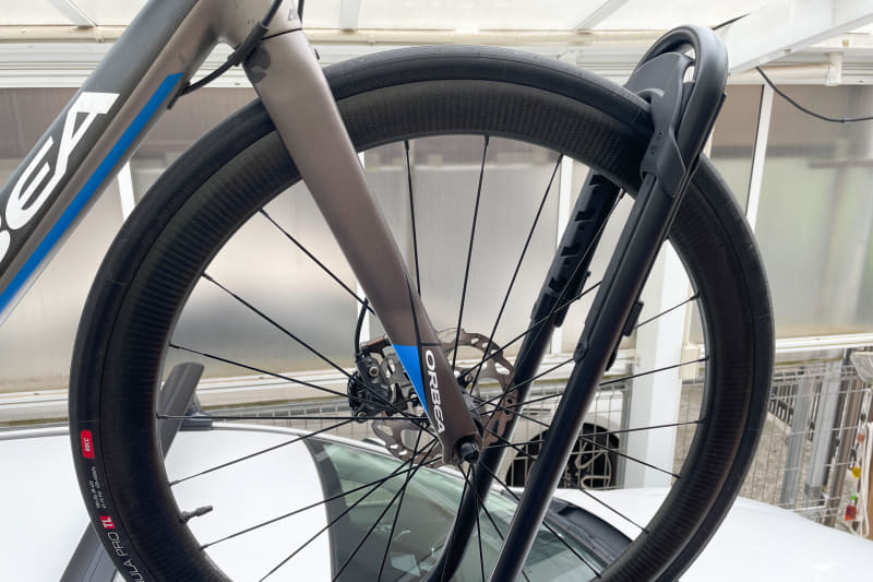 接触するのはタイヤの部分だけなので、フレームやホイールに傷がつかない