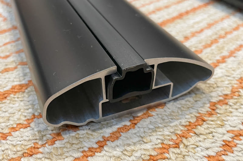 翼断面形状になっていて、空気抵抗、風切り音の低減を狙ったエアロタイプ