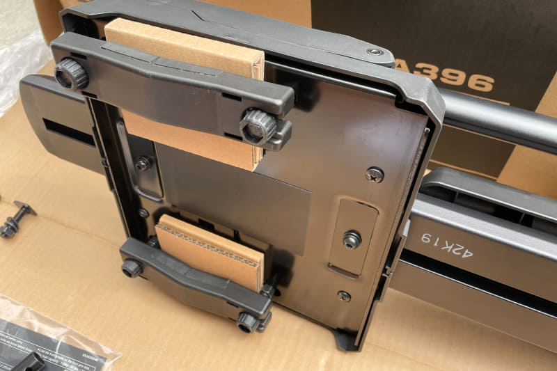 ノーマルだとバーを上下から挟み込む形で取り付けるので、ステーがある場所だと取り付けができない