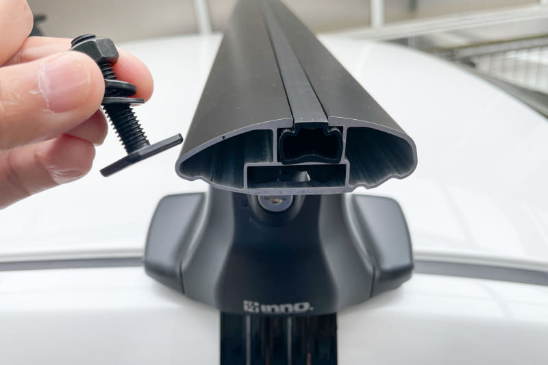 エアロバーの天面にある溝に専用のボルトを引っかけて固定するTスロット