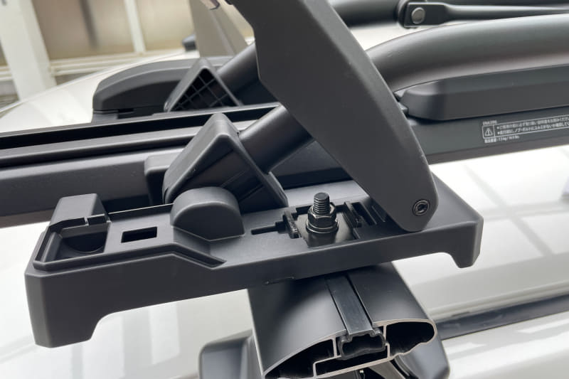 本来はステーがジャマになる場所にもアタッチメントを固定できる