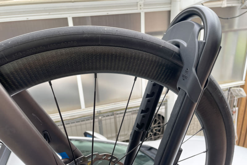 タイヤホールドはタイヤがハマる形状になっているので、この時点で手を離しても自転車は倒れなくなる