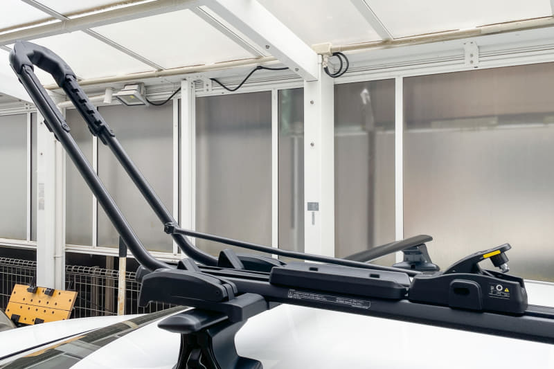 リアアームのタイヤアジャスターも最初に位置を調整する。リアのアームを前に引っ張る力で自転車を固定する形だ